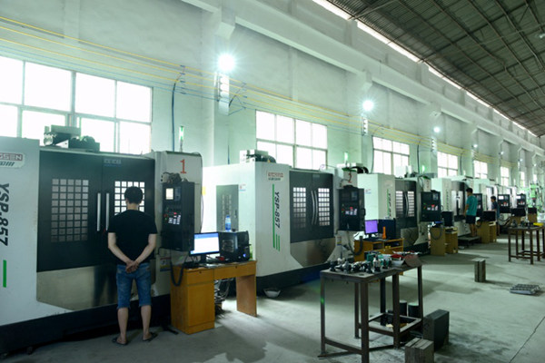 Máquina CNC na fábrica Shunhao