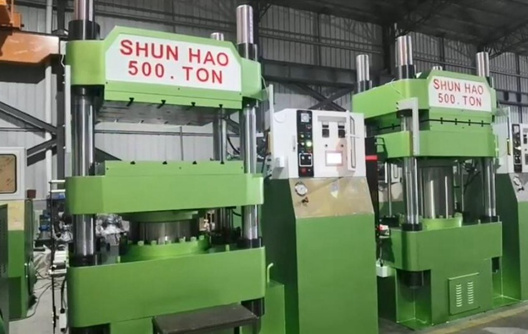 Teste de máquina de prensa de 500 toneladas para produção de talheres de melamina
    