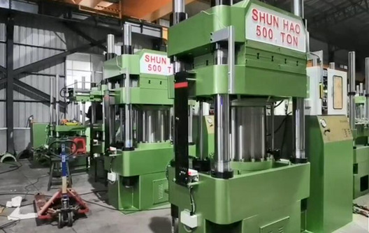 Shuhao inspeciona e testa máquina de prensa de talheres de melamina antes do envio
    