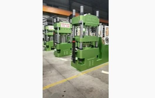 VENDAS QUENTES! Shunhao 300 toneladas de máquina de moldagem por prensa de melamina para placas de melamina
    