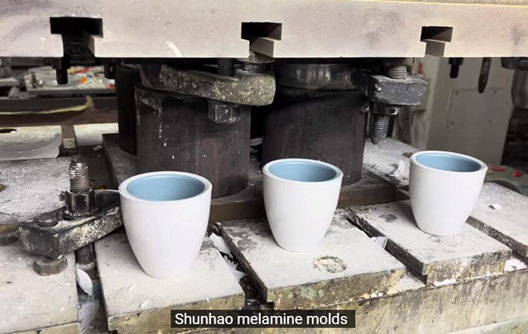 Fábrica Shunhao: Produção de talheres de melamina de 2 cores
    