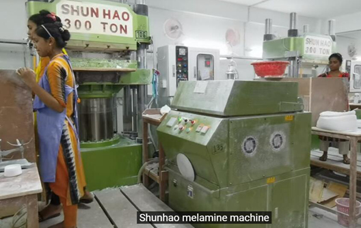 Máquina de pré-aquecimento de máquina de moldagem totalmente automática para produção de talheres de melamina
    