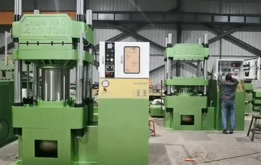 Máquina de moldagem por prensa de 400 toneladas SHUNHAO
    