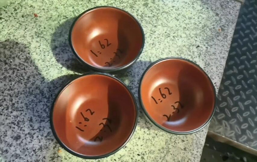 Como fazer as tigelas de melamina de duas cores?
    